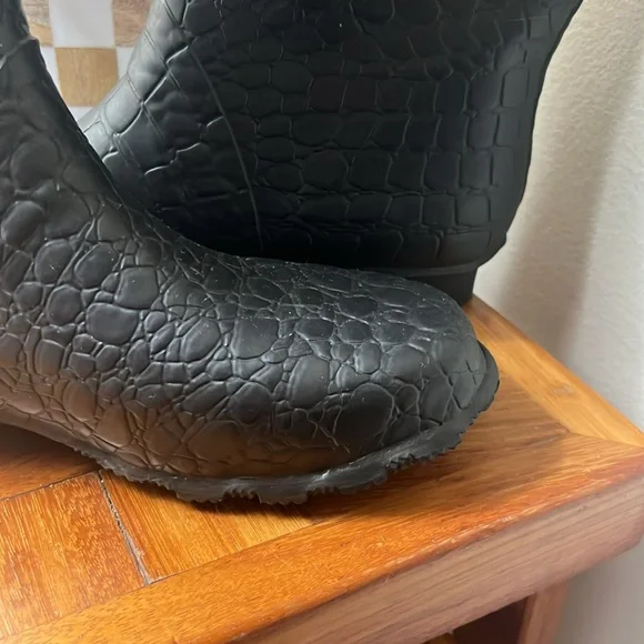 NW/OT Black Crocodile Pattern Women's Boots - Picture 2 of 5